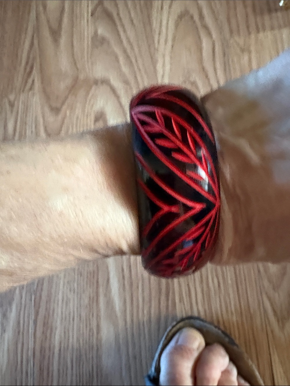 VINTAGE BAKELITE BLACK AND RED CARVED 7.5' BANGLE BRACELET - Picture 6 of 9